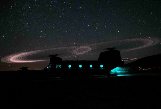 Триболюминисценция на законцовках лопастей вертолета CH-47F Chinook