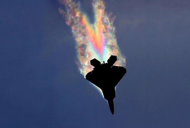 Проявление эффекта Прандтля-Глоерта за истребителем F-22 Raptor
