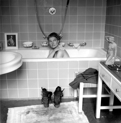 Американский военный фотограф Ли Миллер в ванной комнате Гитлера в мюнхенском доме лидера нацистов на Принцрегентенплатц. 1945 год