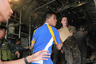 Филиппинские и американские военнослужащие разгружают гуманитарную помощь для жертв тайфуна в аэропорту Таклобана. 11 ноября 2013 года