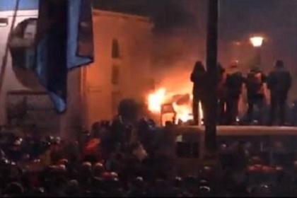 Демонстранты в Киеве сожгли милицейский автобус