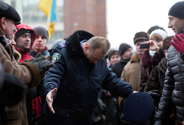 Милиционер перед толпой оппозиционеров в Ивано-Франковске, 24 января