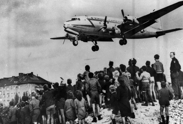 Самолет американских ВВС совершает посадку в аэропорту «Темпельхоф» во время блокады Западного Берлина. 26 июня 1948 года