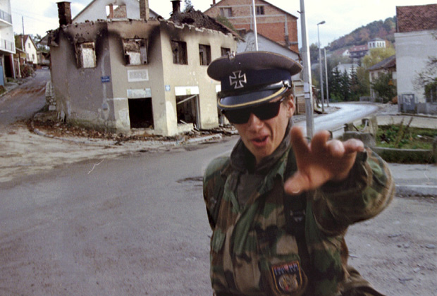 Хорватский ополченец в фуражке времен Третьего рейха. Октябрь 1992 года.