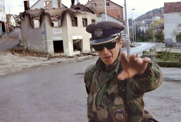 Хорватский ополченец в фуражке времен Третьего рейха. Октябрь 1992 года.