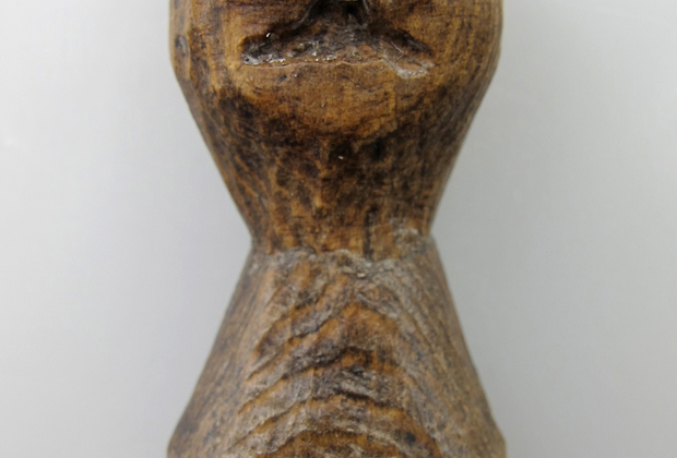 Деревянный эскимосский идол (стоянка Нуналлек на Аляске), использовавшийся при отправлении религиозных ритуалов. Изготовлен в 1500-1600-х годах нашей эры