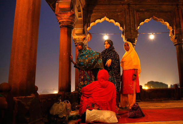 Мусульманки слушают имама