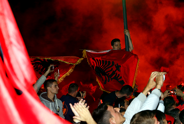 Албанские футбольные фанаты встречают национальную сборную, 15 октября 2014 года