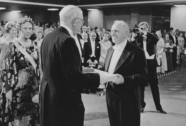 Саймон Кузнец получает Нобелевскую премию от короля Густава Адольфа в Стокгольме, Швеция, декабрь 1971 года