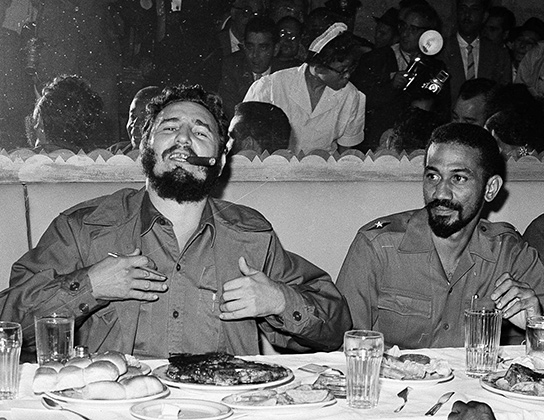 Фидель Кастро (слева)