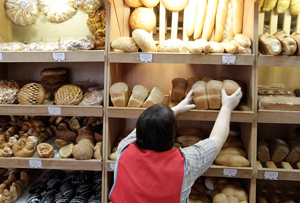 An employee sorts baked loaves of bread at the shop of the bakery &quot;Kozachy Khleb&quot; (Cossacks' Bread) in the settlement of Novotroitskaya near Stavropol, southern Russia, January 27, 2015. REUTERS/Eduard Korniyenko (RUSSIA - Tags: FOOD BUSINESS) - RTR4N5Z8