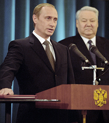 Владимир Путин дает присягу президента Российской Федерации. Справа — первый президент России Борис Ельцин