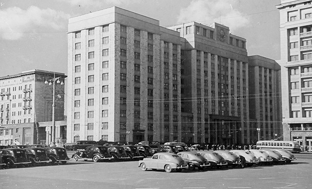 Вид на здание Госплана СССР с Манежной площади, 1950 год
