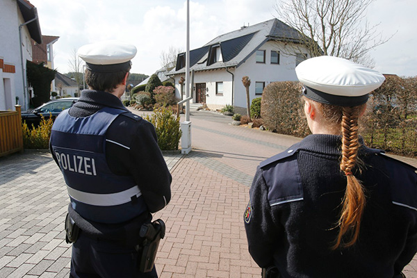 Полиция охраняет дом Любица в городке Монтабаур