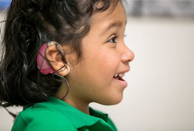 Трехлетней глухонемой американке Анжелике Лопес был введен имплантат в слуховую область коры мозга. Это позволило ей слышать звуки. Методика возвращения слуха разработана в Университете Южной Калифорнии.