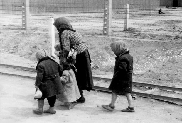Женщина с детьми в концлагере Аушвиц