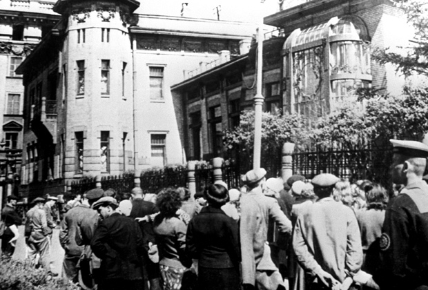Жители Ленинграда слушают сообщение о нападении фашистской Германии на Советский Союз