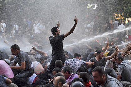 В Ереване полиция разогнала водометами митинг против роста тарифов на электроэнергию