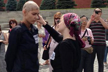 Девушка побрила подругу на Красной площади ради женщин-заключенных