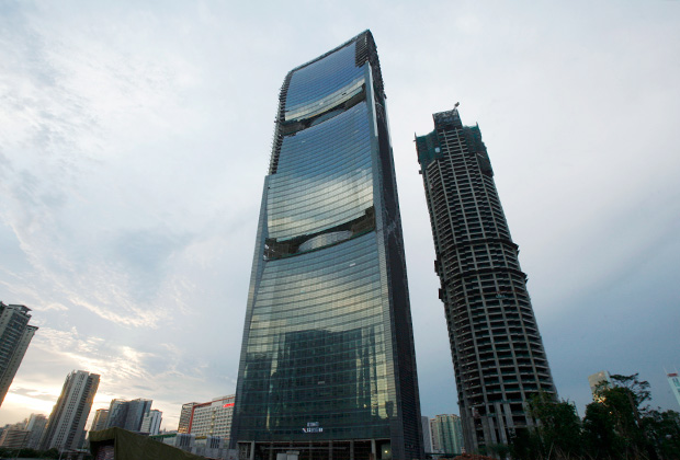 Строительство небоскреба Pearl River Tower (слева), спроектированного архитектором Гордоном Гиллом. Август 2010 года.