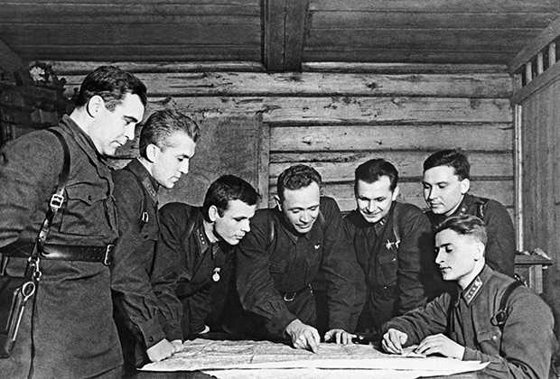 Командиры полка 8–й стрелковой дивизии им. Панфилова обсуждают план военных действий. Волоколамское направление. 1941 год.
