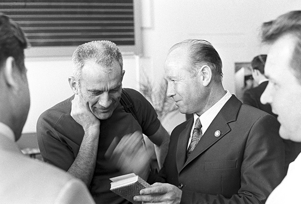 Алексей Леонов (справа) показывает репродукции своих картин Дональду Слейтону