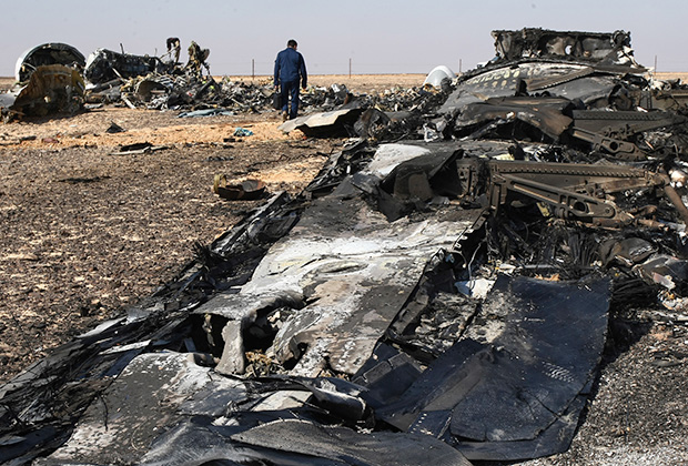 Обломки самолета Airbus A321 авиакомпании «Когалымавиа» на месте крушения на севере Синайского полуострова.