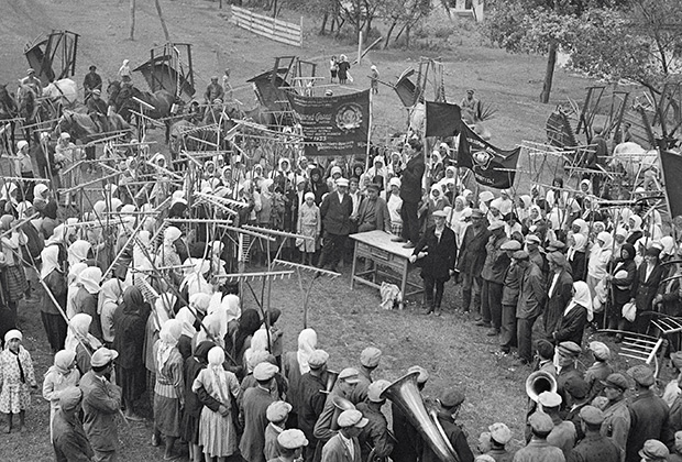Крестьяне колхоза имени Ленина Жажковского района. Митинг перед началом уборки урожая, Украина, 1933 год