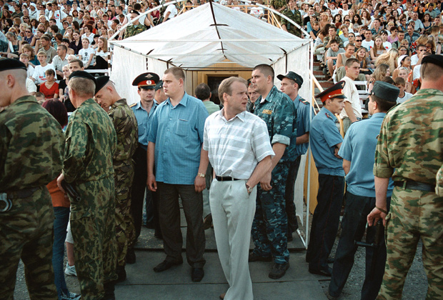«День выборов» — не выдумка» http://icdn.lenta.ru/images/2015/12/16/19/20151216192055930/pic_7668462b82c30f57b2dea03ebacdc80b.jpg