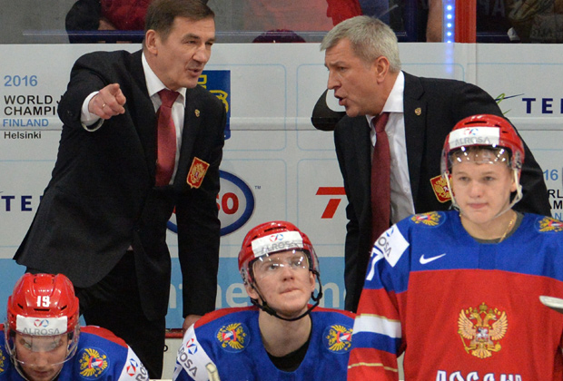 Главный тренер сборной России Валерий Брагин (слева)