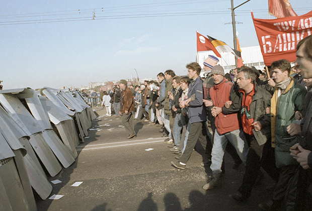Участники митинга на Октябрьской площади, прорвавшие оцепление ОМОНа у Крымского моста, двигаются к Смоленской площади в октябре 1993 года