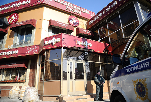 Сотрудники правоохранительных органов у ресторана «Закарпатские узоры», где было совершено убийство Адиля Махмудова, подозреваемого в вымогательствах и мошенничестве.