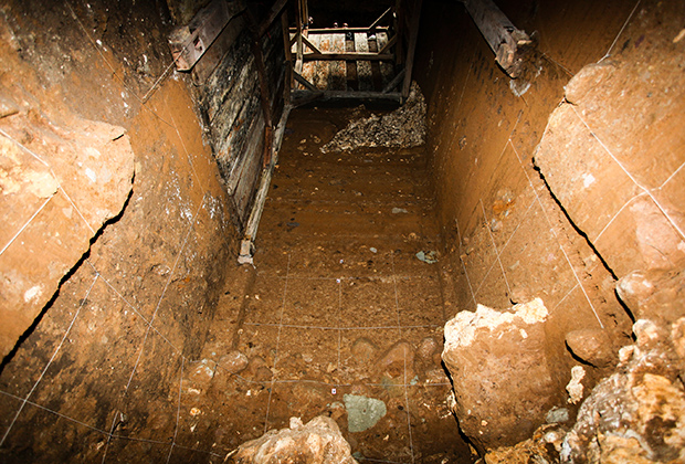 Раскопки в пещере в Лианг Буа