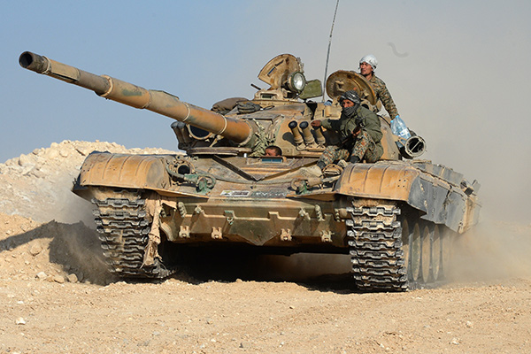 Танк Т-72 отряда ополчения "Фатимиюн" на переднем крае в горах в 10 км от Пальмиры