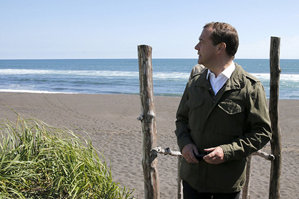 Песок из-под ног Медведева выставили на продажу
