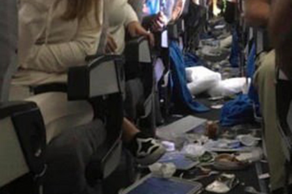 Мощная турбулентность заставила пассажиров истекать кровью в поломанном самолете