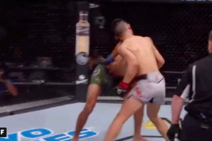 Боец UFC согнулся пополам и нокаутировал соперника локтем