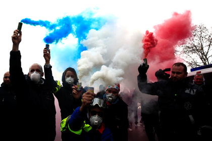 Протестующие во Франции захотели багета и зрелищ