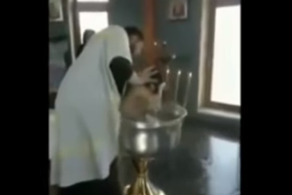 Крещение ребенка грубой силой попало на видео