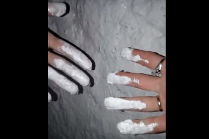 Грязный снег в российском городе попытались скрыть белой краской