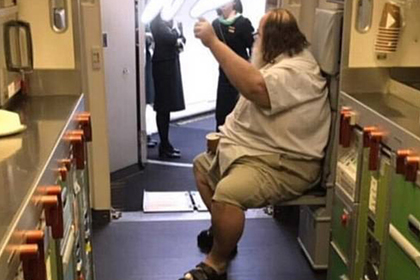 200-килограммовый пассажир унизил стюардесс и заставил снимать с себя штаны