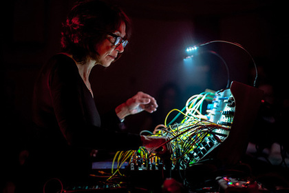 Сьюзан Чани сыграет лайв на модульном синтезаторе в Москве