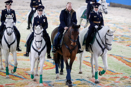 Путин оседлал коня и пожелал полицейским ухажеров