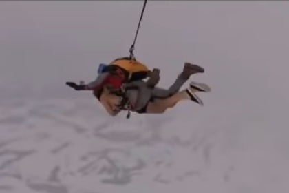 Россиянин разделся до трусов, прыгнул с парашютом и попал на видео