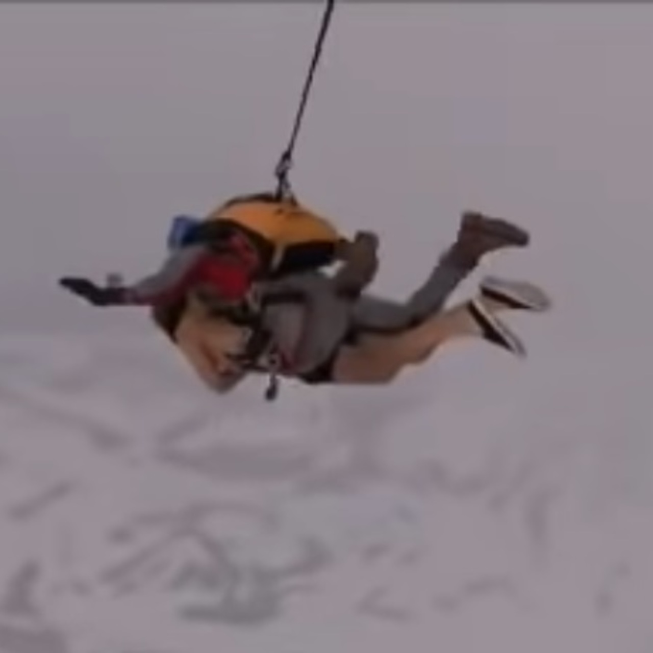 Спасательница без трусов летит на лестнице свисающей из вертолета 