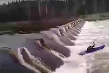 Гибель сплавлявшегося по российской реке туриста попала на видео