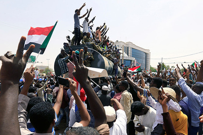 В Судане посадили бывшего президента и решили разделаться с коррупцией