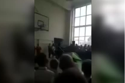 Российский выпускник напал на депутата во время последнего звонка