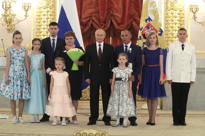 Путин наградил многодетные семьи