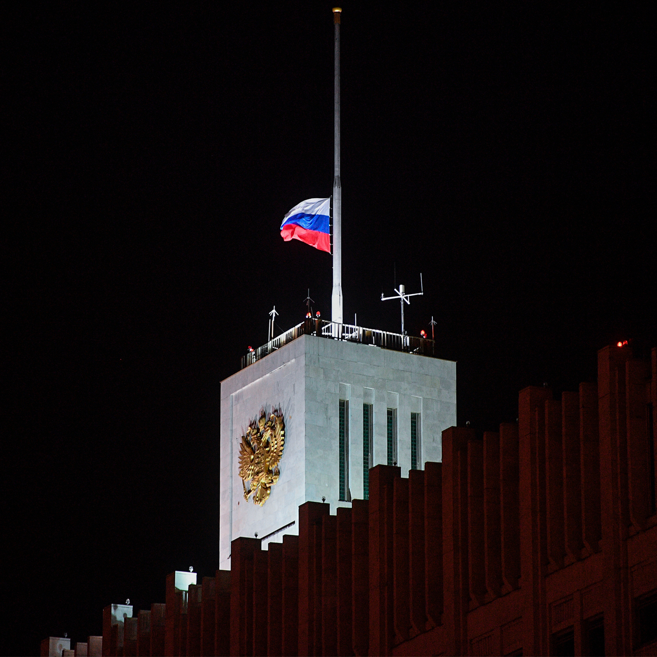 Флаг на доме правительства Российской Федерации Москва